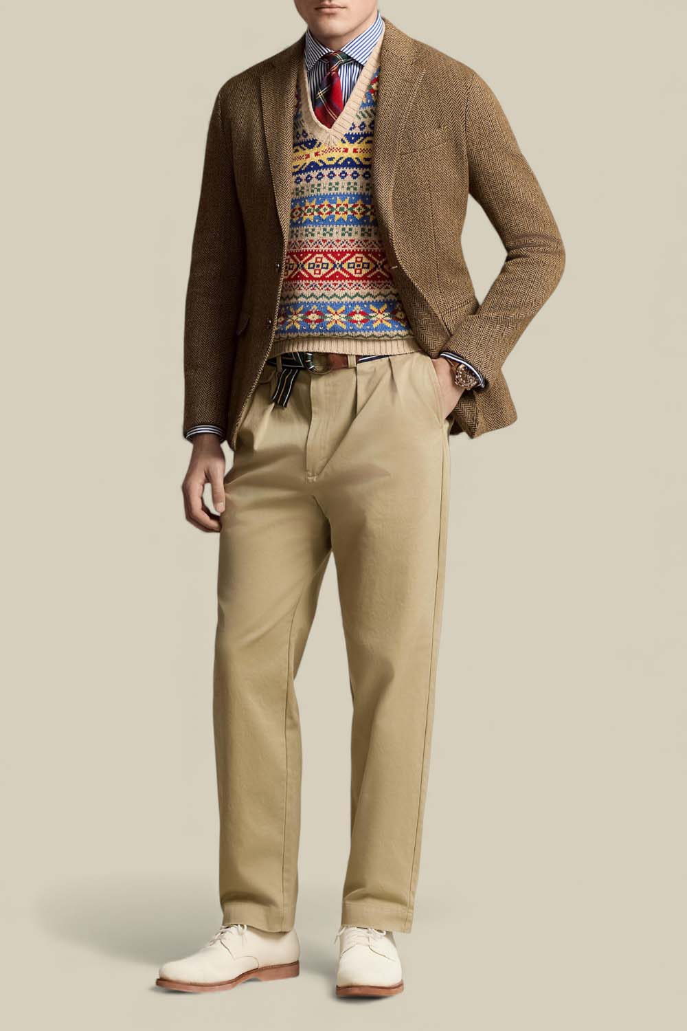 תמונת כל הלוק של מכנסי צ'ינו